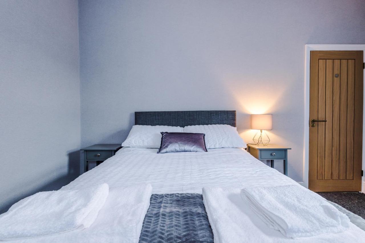 3 Bed Property, Upto 8 Guests Near City Centre Манчестер Экстерьер фото