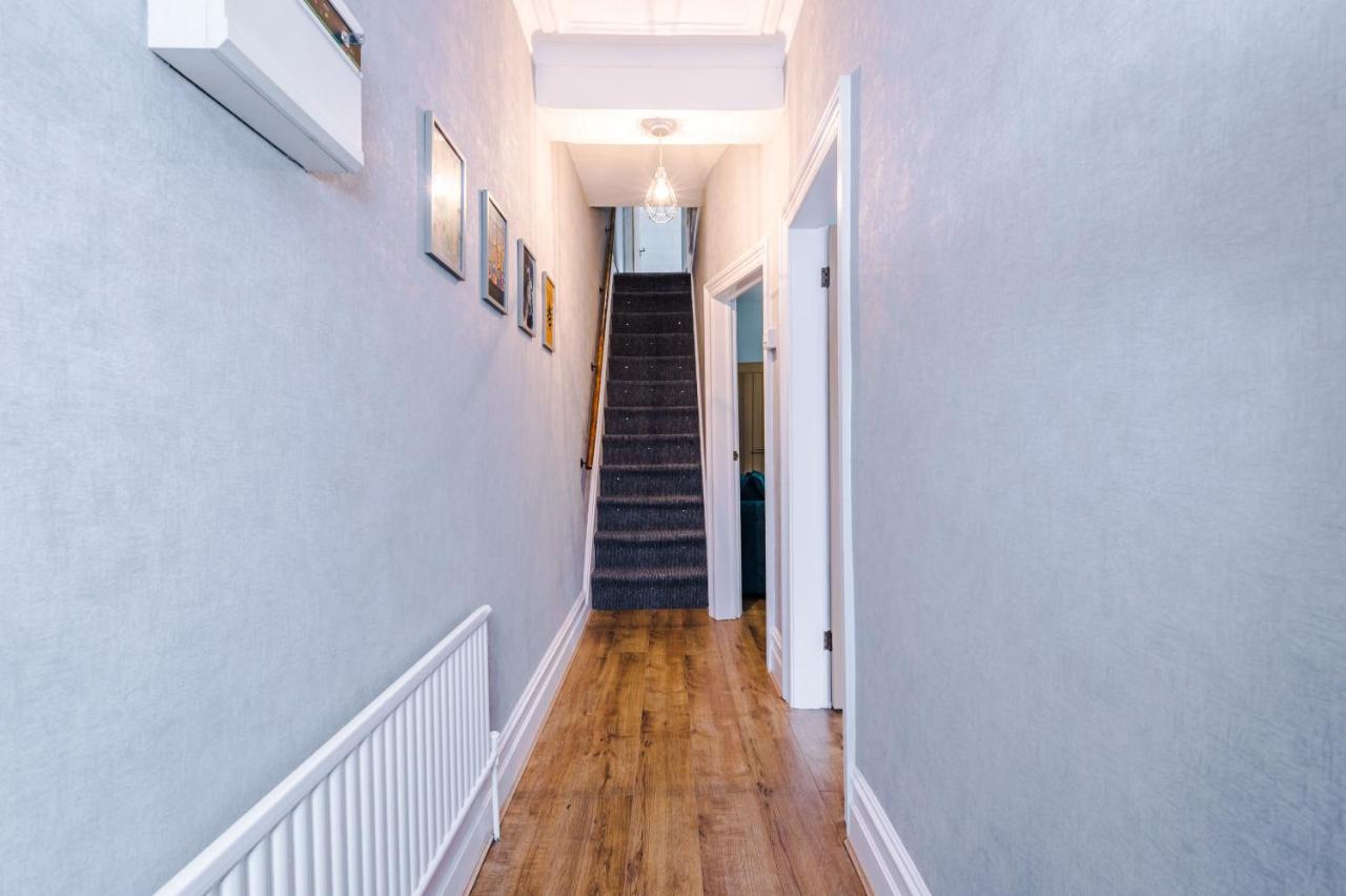 3 Bed Property, Upto 8 Guests Near City Centre Манчестер Экстерьер фото